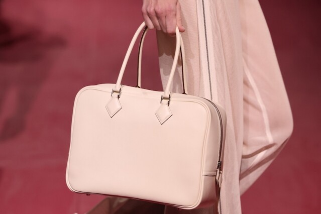大容量手袋繼續流行!2025 春夏手袋流行趨勢預測,CHANEL、HERMÈS、MIU MIU 該入手哪一款? 大容量手袋繼續流行!2025 春夏手袋流行趨勢預測,CHANEL、HERMÈS、MIU MIU 該入手哪一款?
