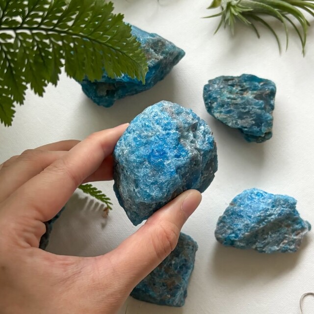 磷灰石功效與禁忌有哪些？這款經常被「誤認」的晶石，有美顏、令人變自信的作用，該怎樣佩戴？