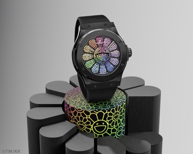 第 13 款腕錶是七彩花瓣，由紅寶石、藍寶石