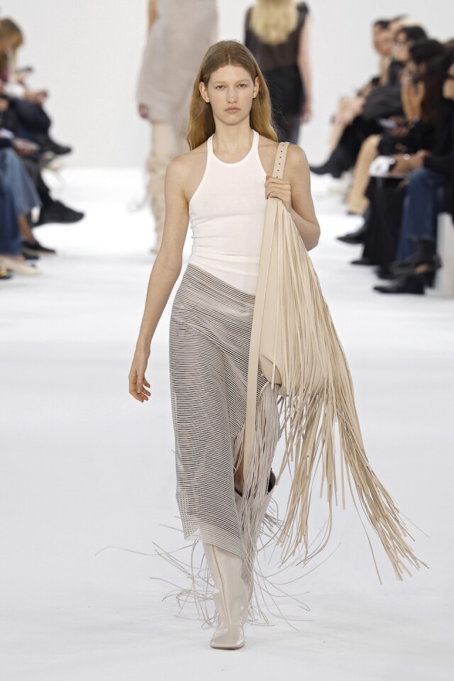 Sportmax 2025 秋冬系列踏上一段過去、現在與未來的探索之旅!重新探索奢華風格,化繁為簡打造實用現代衣櫥 Sportmax 2025 秋冬系列踏上一段過去、現在與未來的探索之旅!重新探索奢華風格,化繁為簡打造實用現代衣櫥
