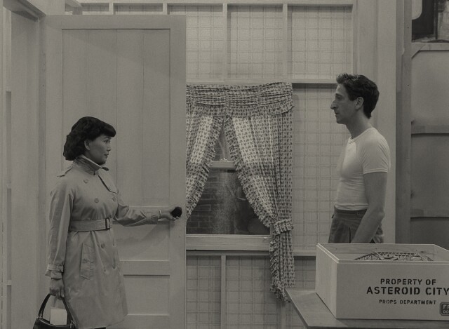 《小行星都市》影評|置中美學大師 Wes Anderson 再以美學俘虜人心,但難掩故事劇情缺點 《小行星都市》影評|置中美學大師 Wes Anderson 再以美學俘虜人心,但難掩故事劇情缺點