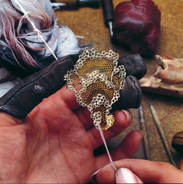 Buccellati 珠寶工坊堅持採用源自意大利文藝復興時期的經典雕刻技術及傳統 Buccellati 珠寶工坊堅持採用源自意大利文藝復興時期的經典雕刻技術及傳統