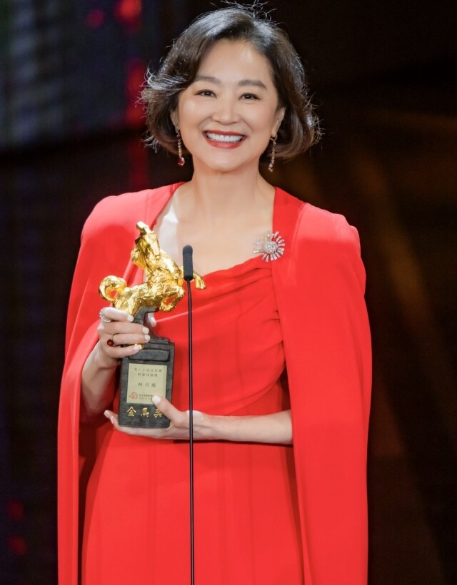 金馬獎 2023 林青霞戴卡地亞高級珠寶奪終身成就獎!永遠的女神林青霞清純玉女到帥氣男神角色都難不到她 金馬獎 2023 林青霞戴卡地亞高級珠寶奪終身成就獎!永遠的女神林青霞清純玉女到帥氣男神角色都難不到她