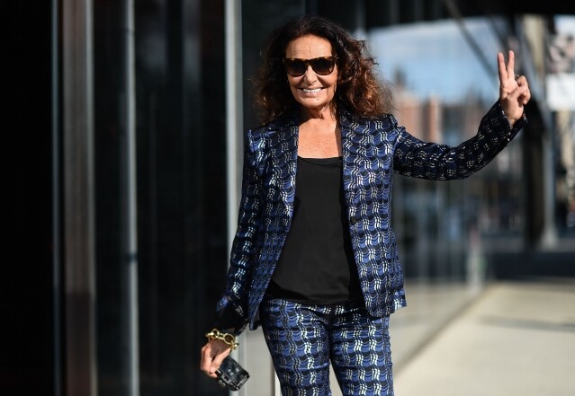 Diane Von Furstenberg 曾嫁德國王子、成就無數的設計師!優雅 Wrap Dress 揚名時裝界、高峰時期大賣數百萬件! Diane Von Furstenberg 曾嫁德國王子、成就無數的設計師!優雅 Wrap Dress 揚名時裝界、高峰時期大賣數百萬件!