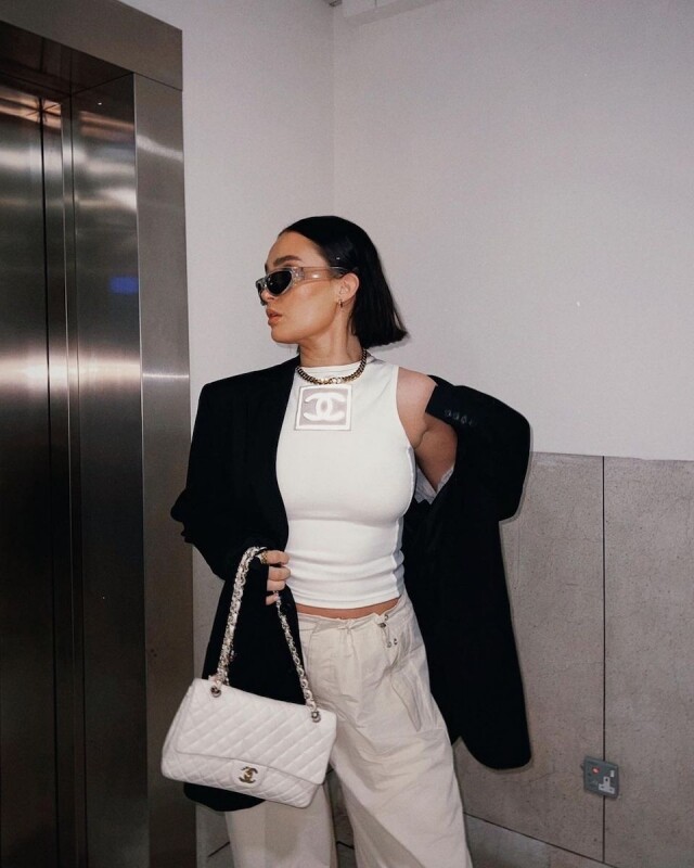 Alicia Roddy 穿著 Chanel 在 2003 年推出的 Sports logo top Alicia Roddy 穿著 Chanel 在 2003 年推出的 Sports logo top