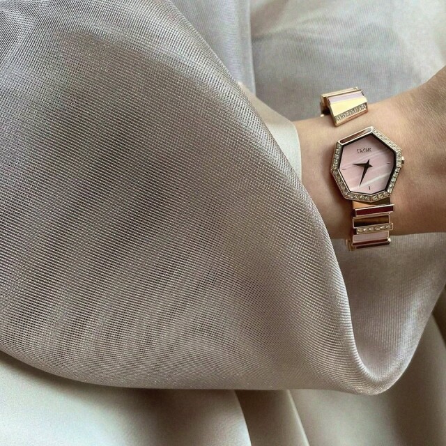 既是手鍊、亦是女錶， Chain Watch 帶來雙重滿足！盤點 VCA、Cartier、CHANEL 等手鍊錶款，一覽手鐲錶的優雅魅力！