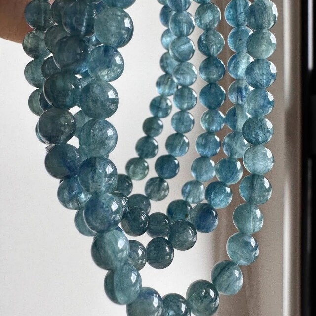 藍晶石功效與禁忌 | 又名「天使之石」，有效治療各種疼痛，能作為護身符，藍晶石戴哪隻手?