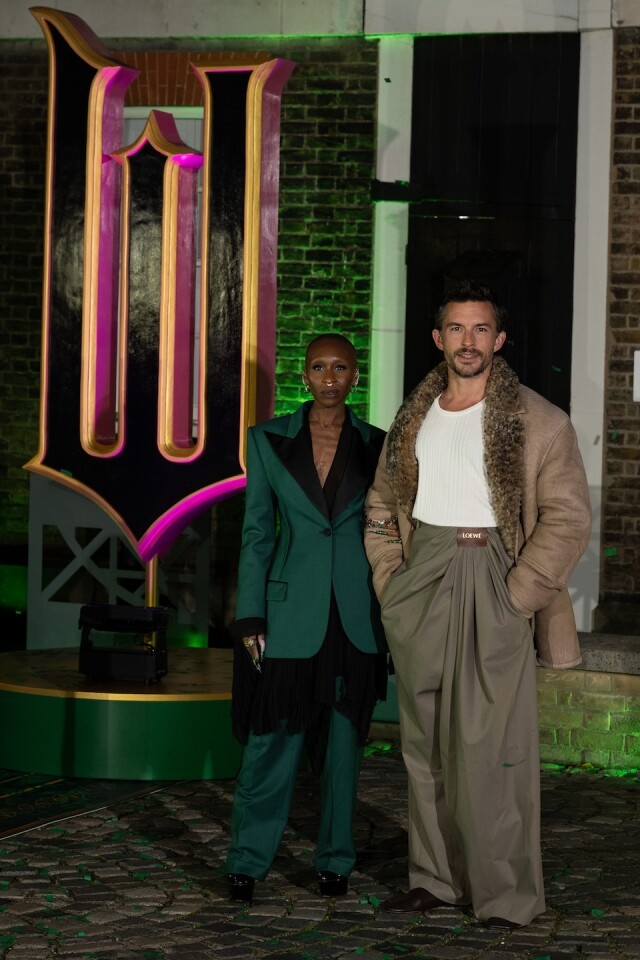Loewe 大熱皺摺外套、長褲男女通殺!由人氣明星率先示範,演繹皺摺時尚的率性魅力! Loewe 大熱皺摺外套、長褲男女通殺!由人氣明星率先示範,演繹皺摺時尚的率性魅力!