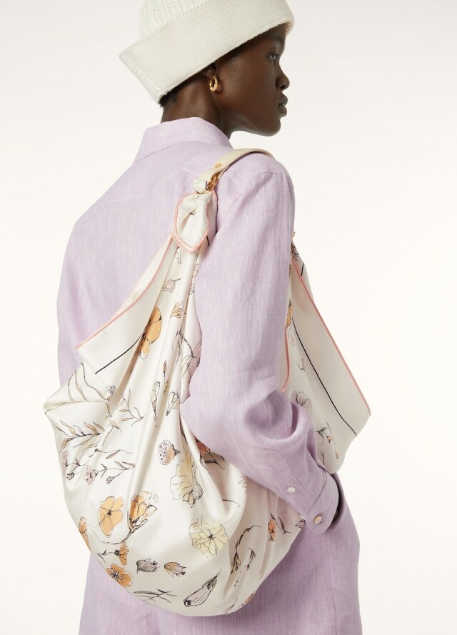 「絲巾包」成今季大熱潮流！Loro Piana、BV 到 Lemaire 都有推出，但原來「Old Celine」才是元祖