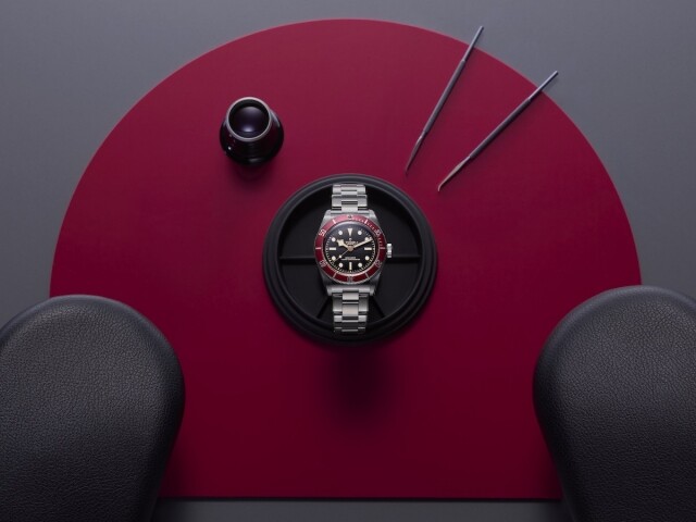 紅圈黑底的 Black Bay 腕錶設計經典長青，戴在碧咸手上盡顯男士的成熟韻味