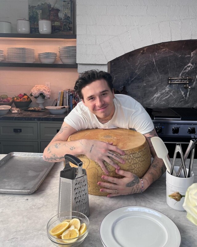 不過,節目之後 Brooklyn Beckham 的自信心並沒有被打擊,依然不斷專研廚藝,在 IG 上經常能看見他向不同的廚師學習,似乎有很大的決心要走上廚師路。 不過,節目之後 Brooklyn Beckham 的自信心並沒有被打擊,依然不斷專研廚藝,在 IG 上經常能看見他向不同的廚師學習,似乎有很大的決心要走上廚師路。