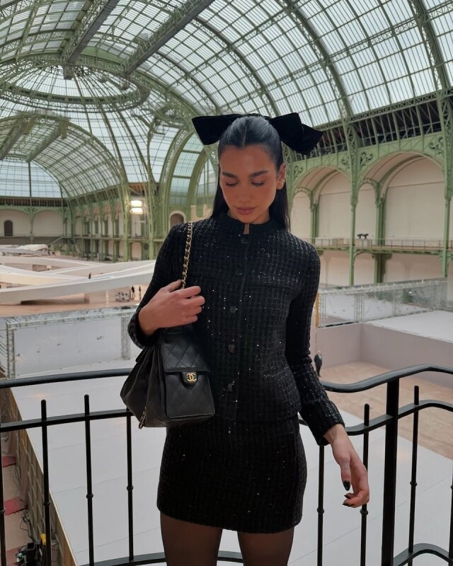 Chanel 25 手袋成為新經典！Dua Lipa 成 Chanel 25 形象代言人、率先演繹復古摩登的 Chanel 全新手袋！