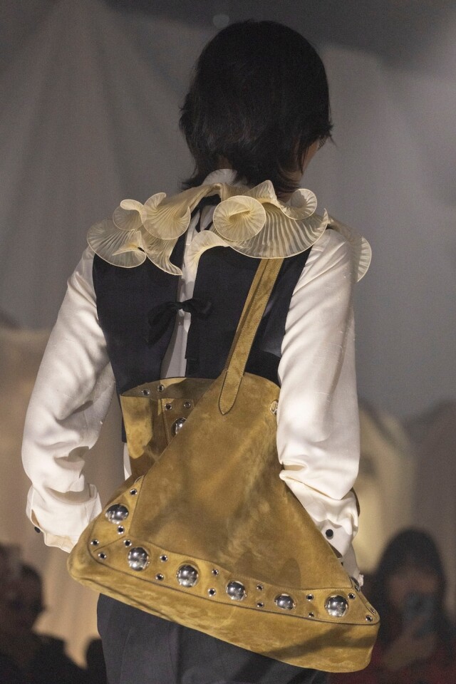 Valentino  Nellcôte 卡其色麂皮手袋