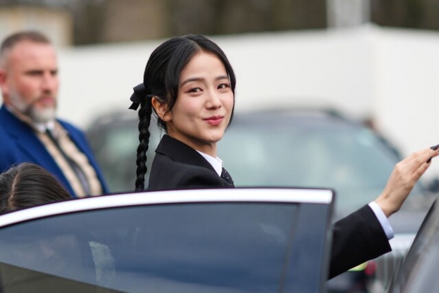 Jisoo 甫下車發現已被粉絲重重包圍，感到驚喜萬分。