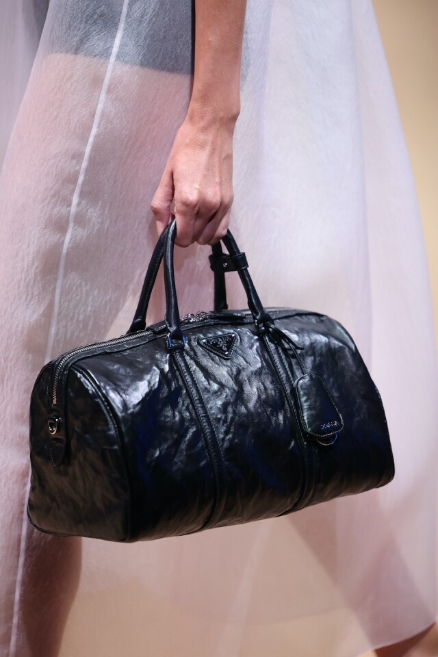 另一款大熱手袋必定是 Prada 全新推出的 Boston Bag！