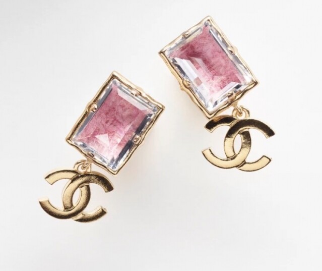 Chanel 耳環推介：綴水晶及斜紋軟呢吊墜耳環  $5,200 