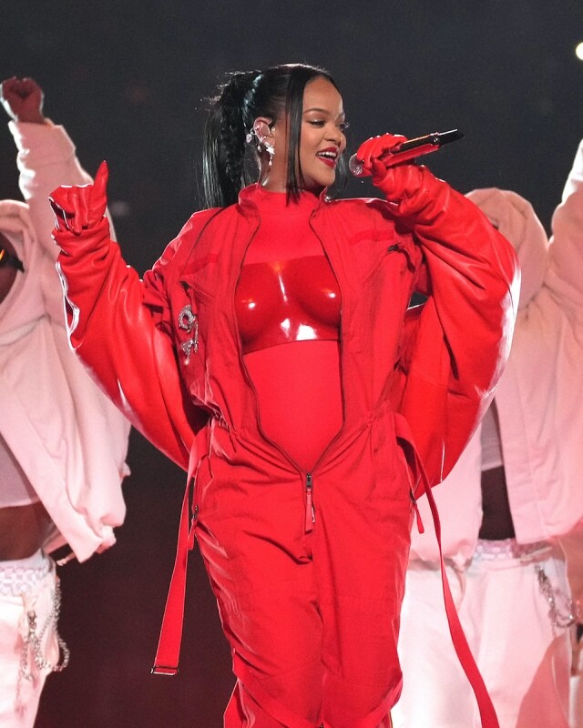 據外媒報道，Rihanna 在 Super Bowl 表演台上拿出自家美妝產品的舉動，已為品牌帶來超強的宣傳效果！