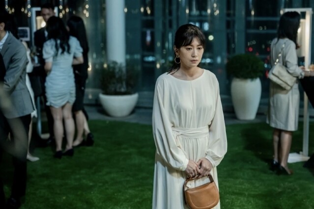 久未露面的賈靜雯在《她和她的她》中飾演一位千依百順的妻子 久未露面的賈靜雯在《她和她的她》中飾演一位千依百順的妻子