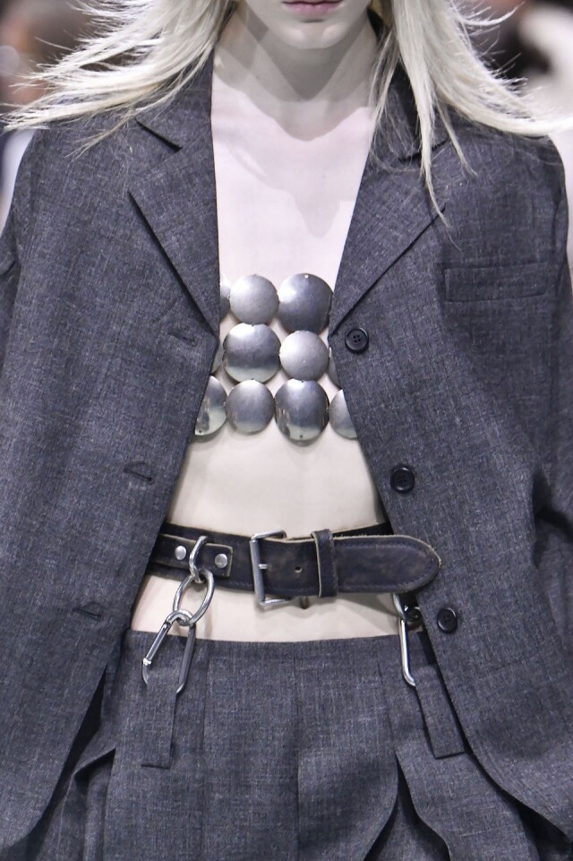 「粗皮帶」成為夏日穿搭的關鍵!跟日韓時尚女生偷師,如何用搶眼的 Statement Belt 打造精緻造型 「粗皮帶」成為夏日穿搭的關鍵!跟日韓時尚女生偷師,如何用搶眼的 Statement Belt 打造精緻造型