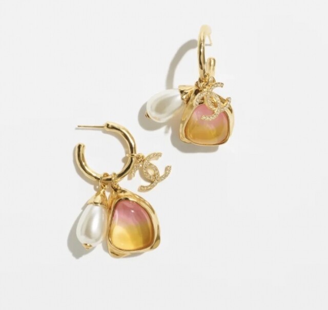Chanel 耳環推介：綴樹脂、仿珍珠及水晶吊墜金屬耳環 $8,600