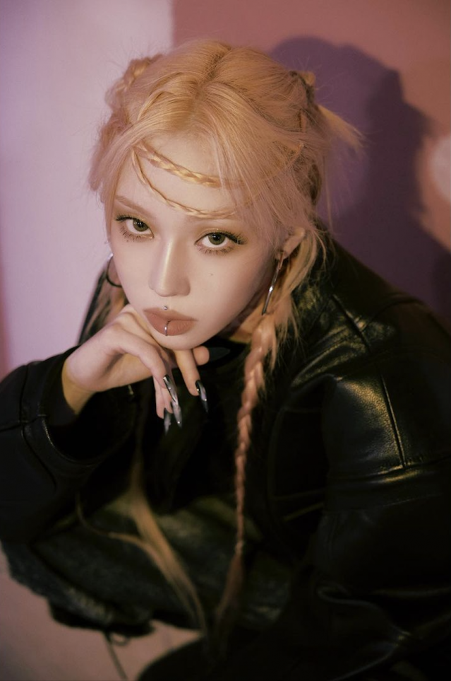Aespa 一直以龐克風格展現自己，不論男女，都被她們深深吸引。Winter 臉上的煙燻妝能夠加強龐克風格的叛逆感，而龐克風格也剛好正值流行，因此煙熏妝的熱潮勢必會持續上升。