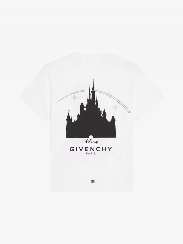 T 恤背面印有 Disney 象徵性的夢幻城堡，中性設計男女皆適合。