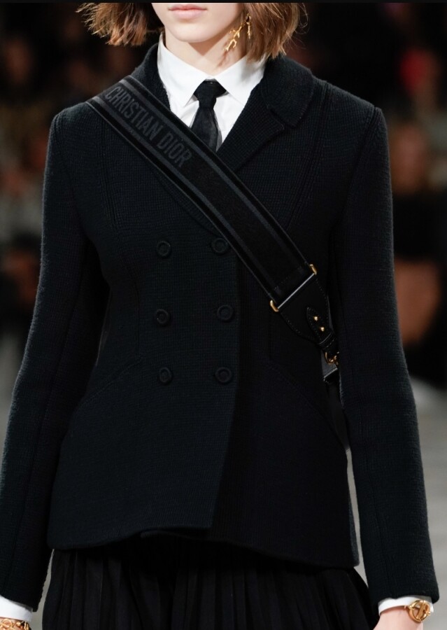 Dior Bar Jacket 是品牌經典的設計，於新一季更是有變奏成針織版本，更具年輕感。