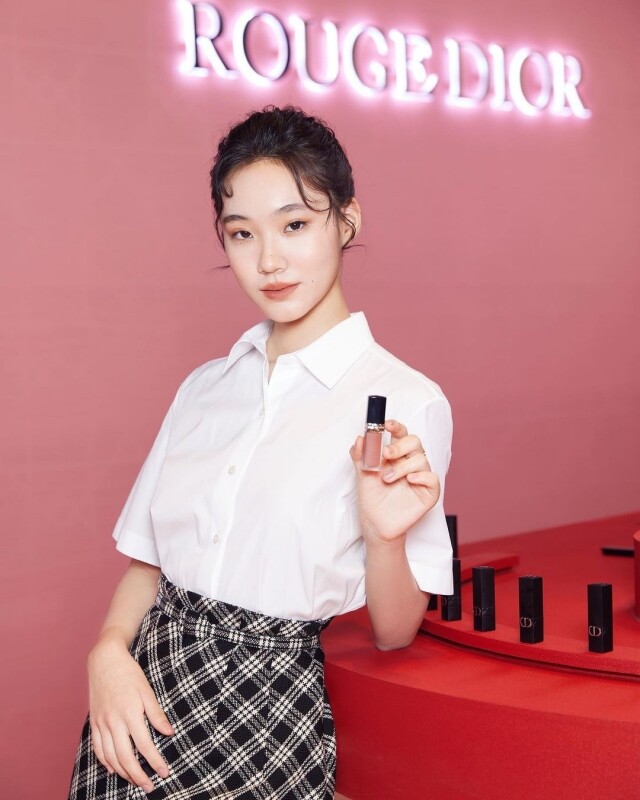 Lily 近來也收穫了時尚品牌的青睞,像是 Dior 便經常邀請她出席品牌活動 Lily 近來也收穫了時尚品牌的青睞,像是 Dior 便經常邀請她出席品牌活動