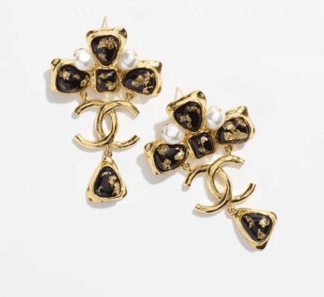 Chanel 耳環推介：綴樹脂及仿珍珠吊墜金屬耳環 $12,100