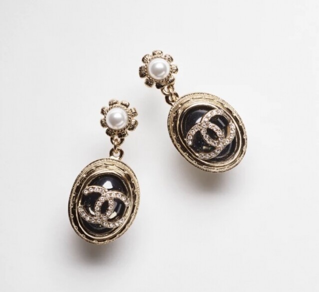 Chanel 耳環推介：綴玻璃珍珠及水晶吊墜耳環 $6,200