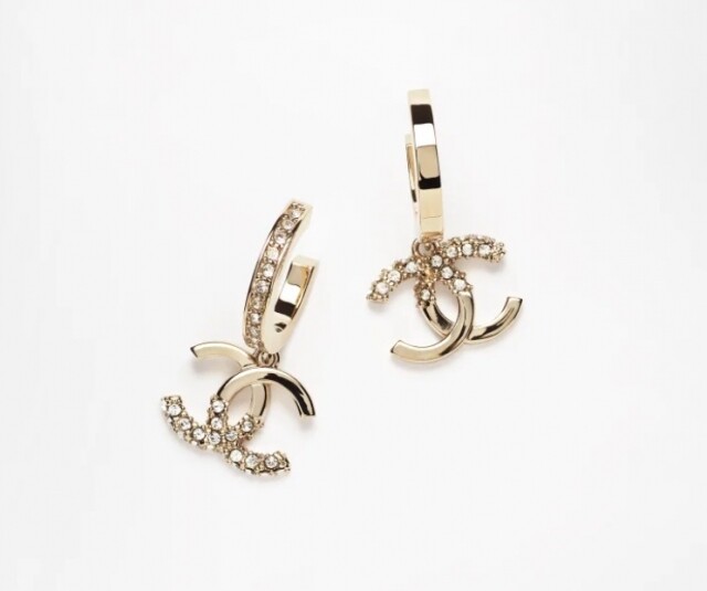 Chanel 耳環推介：綴水晶金屬耳圈 $5,100
