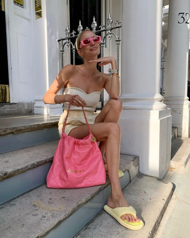 Leonie Hanne 示範粉紅色 Chanel 22 bag 手袋