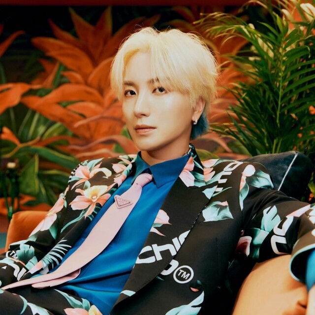 Super Junior 的成員利特和希澈在某場表演上,上演了毫無互動的一幕 Super Junior 的成員利特和希澈在某場表演上,上演了毫無互動的一幕