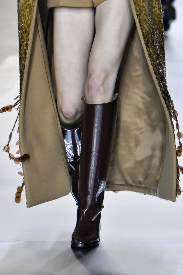 2024 秋冬必備的 boots 款式有哪些？是時候把涼鞋和平底鞋都收起來，穿上流行長靴穿搭展現個性