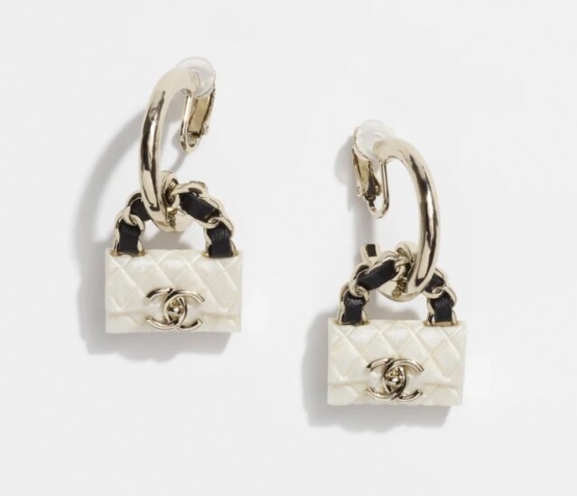 Chanel 耳環推介：綴樹脂及小牛皮金屬耳圈 $6,700