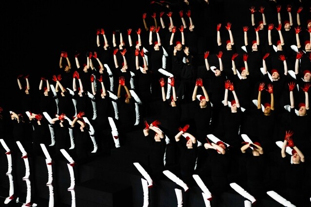 品牌找來 50 名舞者演繹編舞家 Sadeck Berrabah 精心構思、加入了新穎埃及手舞元素的「tutting」舞步