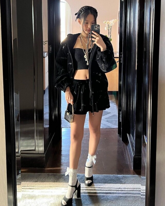 Jennie 在時裝騷結束後,馬上把當日的自拍造型上傳到 IG 上留念 Jennie 在時裝騷結束後,馬上把當日的自拍造型上傳到 IG 上留念