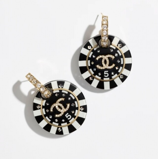 Chanel 耳環推介：綴樹脂及水晶吊墜金屬耳環 $11,700