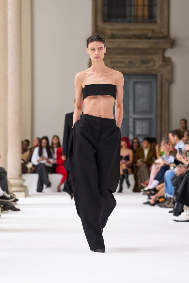 Sportmax 2025 春夏系列探索極簡之美!透明高踭鞋、水桶袋風格吸睛,新作融合流蘇元素打造感性魅力! Sportmax 2025 春夏系列探索極簡之美!透明高踭鞋、水桶袋風格吸睛,新作融合流蘇元素打造感性魅力!