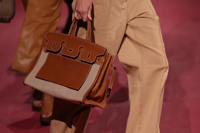 大容量手袋繼續流行!2025 春夏手袋流行趨勢預測,CHANEL、HERMÈS、MIU MIU 該入手哪一款? 大容量手袋繼續流行!2025 春夏手袋流行趨勢預測,CHANEL、HERMÈS、MIU MIU 該入手哪一款?