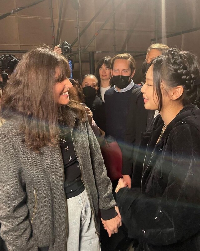 Jennie 與設計總監 Virginie Viard 的關係當然匪淺 Jennie 與設計總監 Virginie Viard 的關係當然匪淺