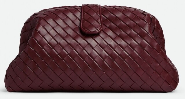 2024 要入手一款 Clutch Bag！Rihanna、Hailey Bieber 等女星也悄悄掀起熱潮，推介多款極具設計感的手拿包