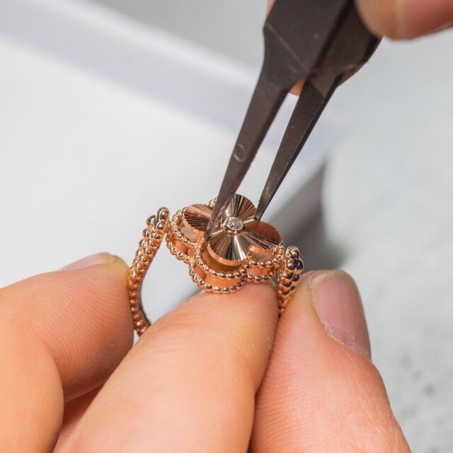 Van Cleef & Arpels 如何打造百年傳奇?幸運四葉草珠寶紅足半世紀、因愛而生的高級珠寶品牌 Van Cleef & Arpels 如何打造百年傳奇?幸運四葉草珠寶紅足半世紀、因愛而生的高級珠寶品牌