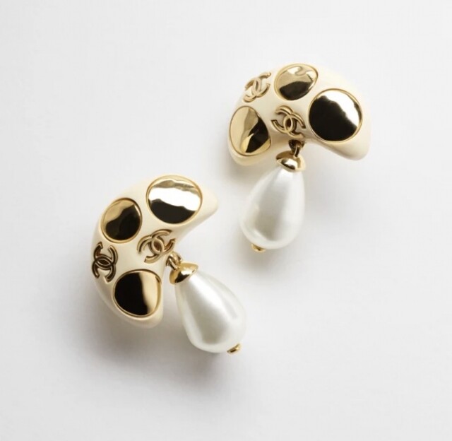 Chanel 耳環推介：綴樹脂及玻璃珍珠吊墜金屬耳環 $6,000