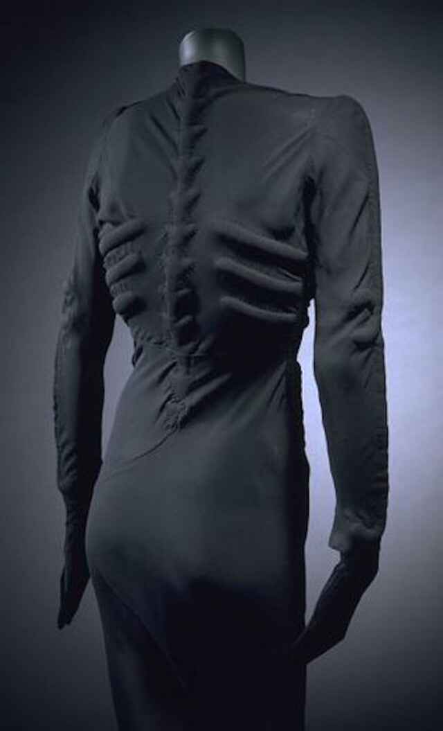 立體的「骷髏禮服」十分別緻，凸起的骨骼設計破格又大膽，讓人驚艷。