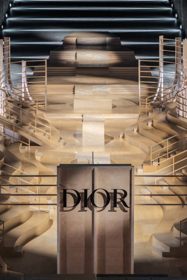 Dior 首次於韓國舉行時裝騷，選址於韓國梨花女子大學舉行，非常貼合Dior 2022 秋季系列於以制服為靈感的主題。