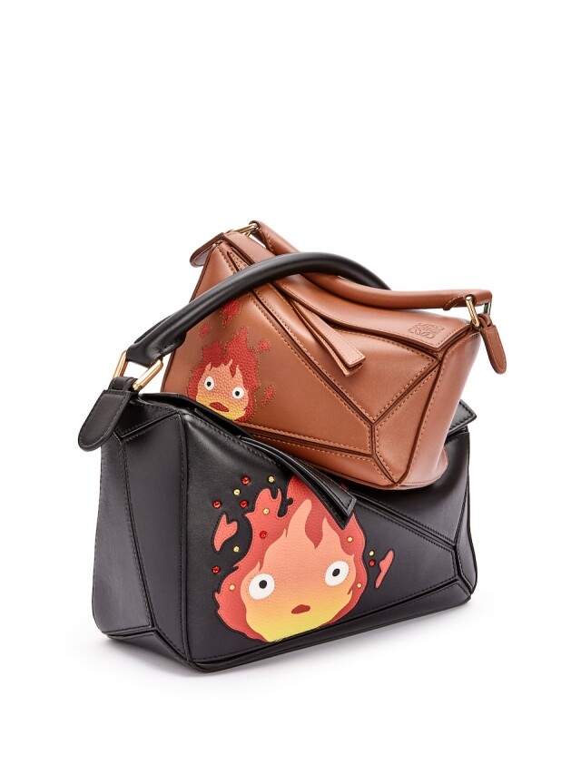 LOEWE 經典的 Puzzle Bag 印上了《哈爾的移動城堡》動畫角色圖案,增添了玩味。 LOEWE 經典的 Puzzle Bag 印上了《哈爾的移動城堡》動畫角色圖案,增添了玩味。
