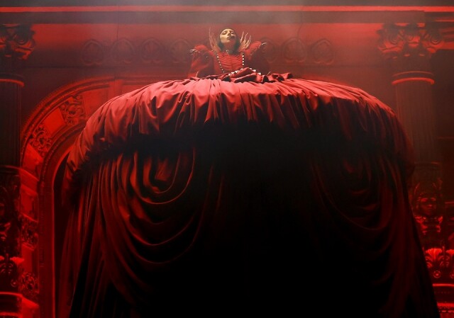Lady Gaga 將 Coachella 音樂節變成 Solo 演唱會！解構表演服裝品牌＋舞台設計鋪排背後心思