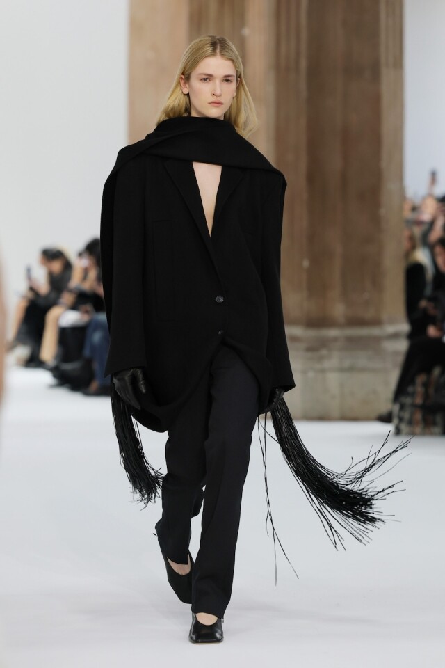 Sportmax 2025 秋冬系列踏上一段過去、現在與未來的探索之旅!重新探索奢華風格,化繁為簡打造實用現代衣櫥 Sportmax 2025 秋冬系列踏上一段過去、現在與未來的探索之旅!重新探索奢華風格,化繁為簡打造實用現代衣櫥
