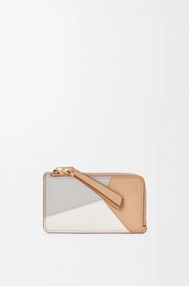Loewe 銀包推介|鎖定 10 個女生必買長銀包、短銀包、卡套,最平 $3,700 入手時尚實用款式 Loewe 銀包推介|鎖定 10 個女生必買長銀包、短銀包、卡套,最平 $3,700 入手時尚實用款式